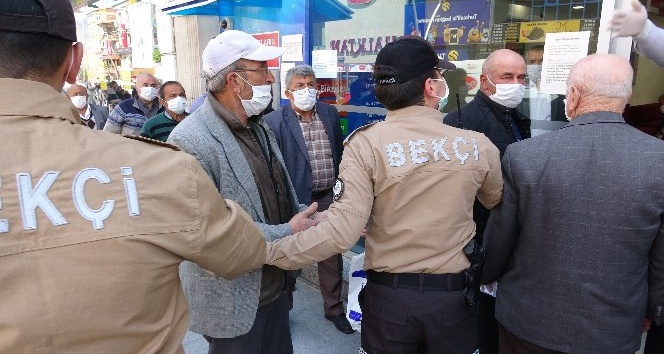 Sıra tartışması sosyal mesafeyi unutturdu