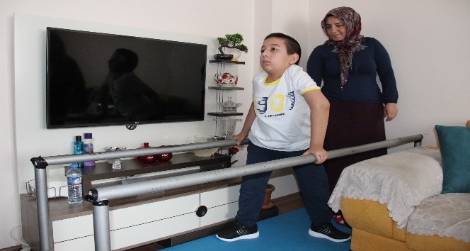 Fedakar anne engelli oğlunun yürümesi için mücadele veriyor