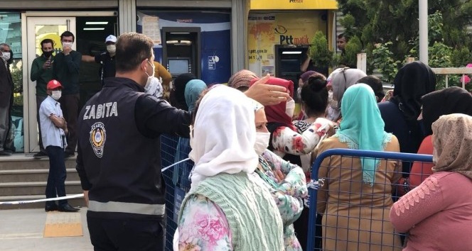 Zabıtanın uyarısına rağmen PTT önlerinde sosyal mesafeye uyulmuyor