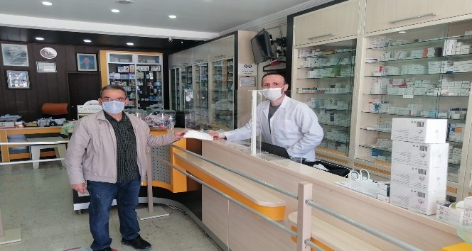 Eczanelerde ücretsiz maske dağıtımı