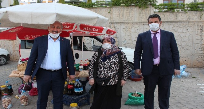 Kaymakam Yılmaz ile Başkan Türkyılmaz, pazaryerinde teftişte bulundu