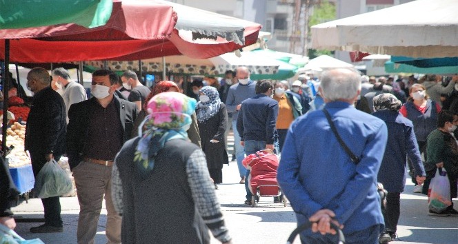 Tokat’ta Çarşamba pazarında yoğunluk