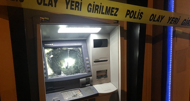 Babasına kızan kadın ATM&#039;leri parçaladı