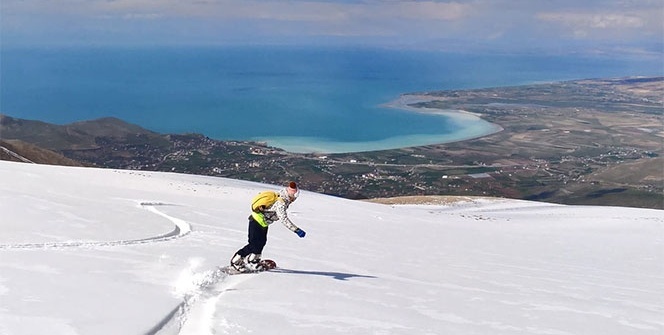Artos Dağı’nda Van Gölü manzaralı snowboard keyfi