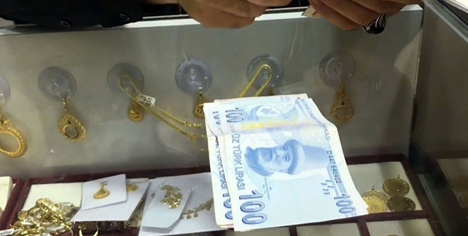 Su altında bulunan altınlar hayvanlara mama oldu