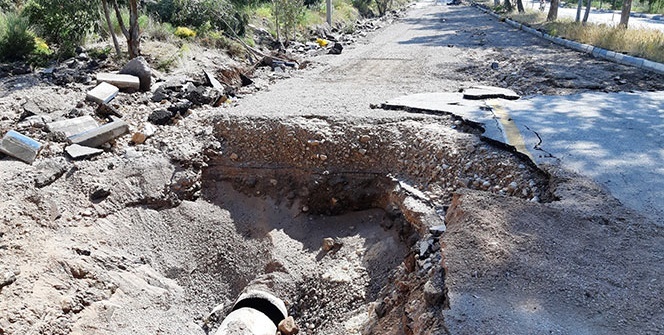 Su borusu patladı asfaltlar yerinden söküldü