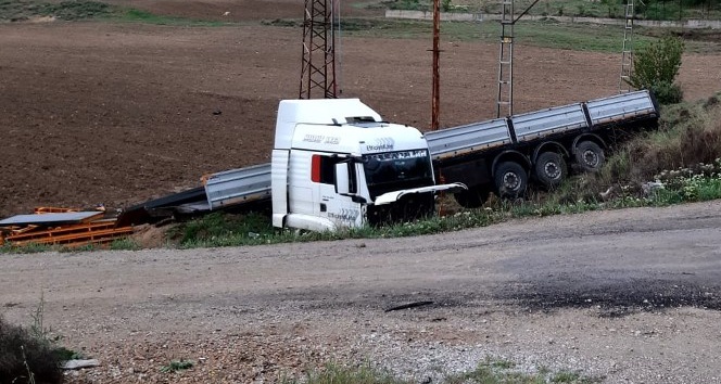 Demir yüklü tır şarampole devrildi: 1 yaralı
