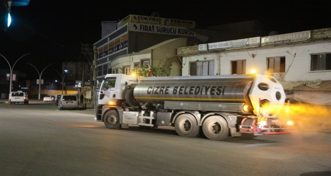 Cizre Belediyesi mikronsis aracı ile cadde ve sokakları dezenfekte ediyor