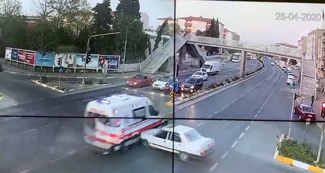 Ambulansla otomobilin kaza anı kameralarda