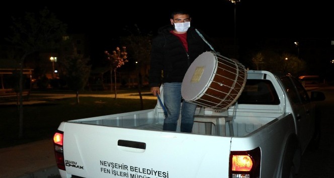 Nevşehir’de vatandaşları sahura mobil davul timi kaldırıyor