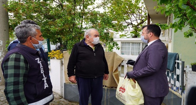 Evden çıkamayan yaşlı kadına doğum günü sürprizi
