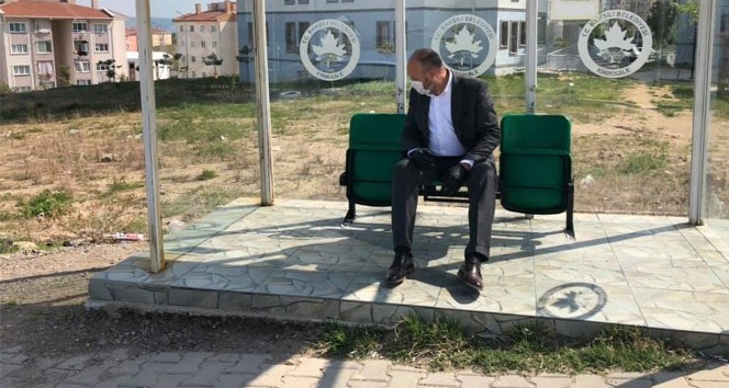 Bahşılı’da durak koltukları yenilendi