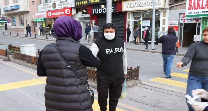 Belediye Başkanı Rasim Arı’nın eşi Melek Arı, vatandaşlara maske dağıttı