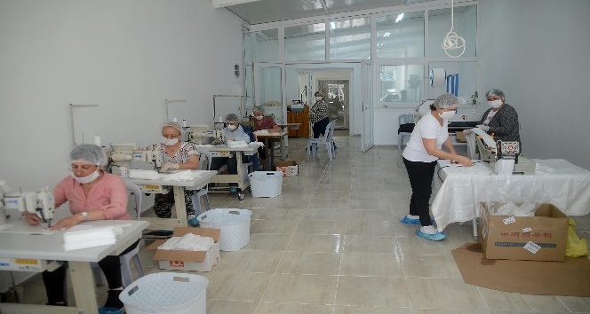 Kuşadası emek atölyesi, çocuklar için maske üretimine başladı
