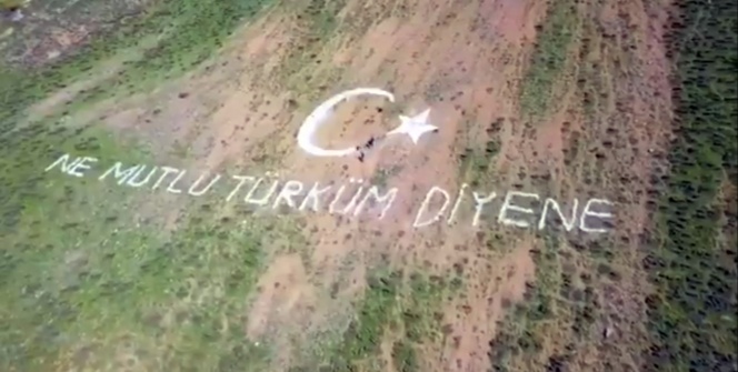 Terörden temizlenen dağlara Mehmetçik'ten devasa 'Ay yıldız'