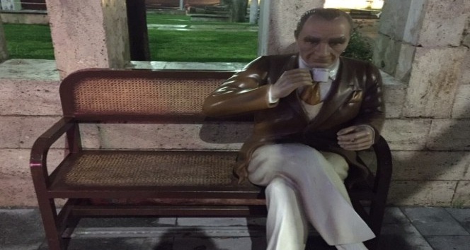 Ahi Evran Külliyesi girişine Atatürk’ün kahve içerken yapılmış heykeli koyuldu
