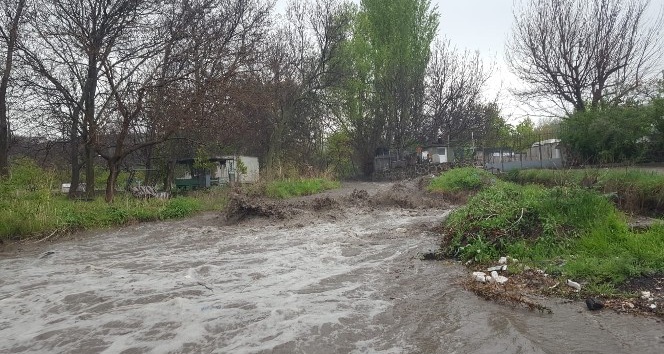 Nevşehir’de etkili olan yağış sele neden oldu