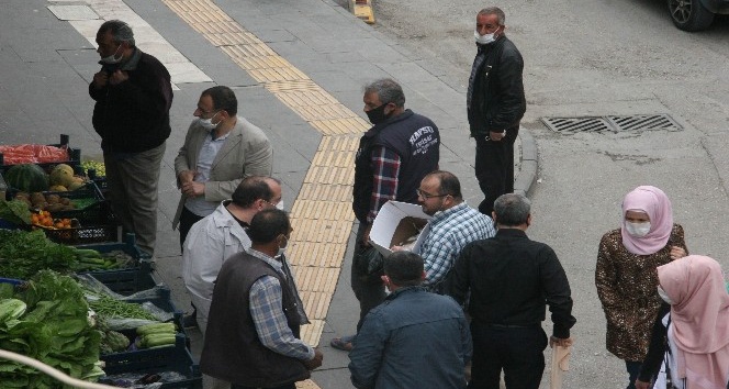 Kilisliler sosyal mesafe kurallarını hiçe sayıyor