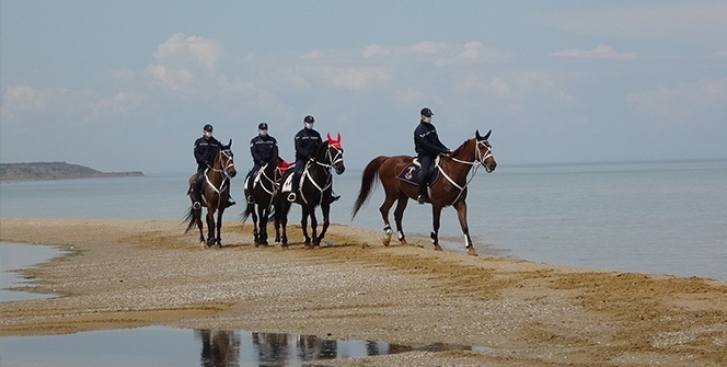 Jandarmanın atlı timlerinden plajlarda denetleme