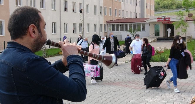 Karantina süresi dolan 343 kişi davul ve zurna ile uğurlandı