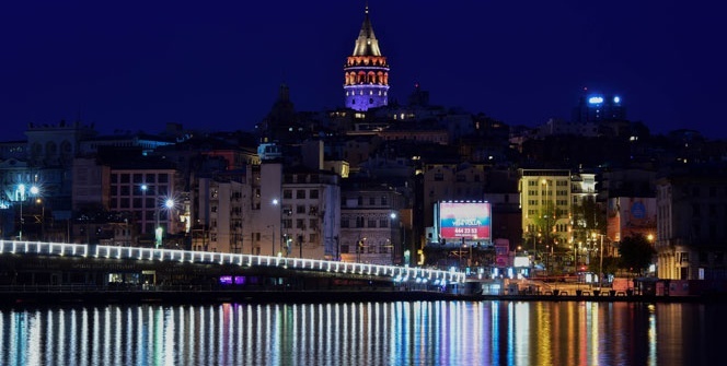 Yalnız kalan İstanbul sokakları gece görselliğiyle göz kamaştırdı