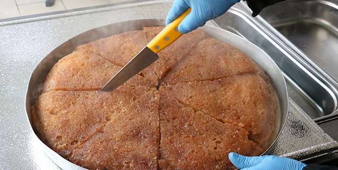 Yozgat’ta iftar sofralarının vazgeçilmez tatlısı ‘ekmek kadayıfı’