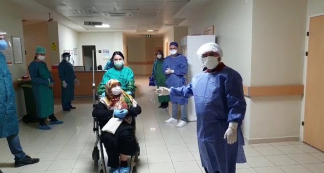 96 yaşındaki yaşlı kadın korona virüsünü yendi