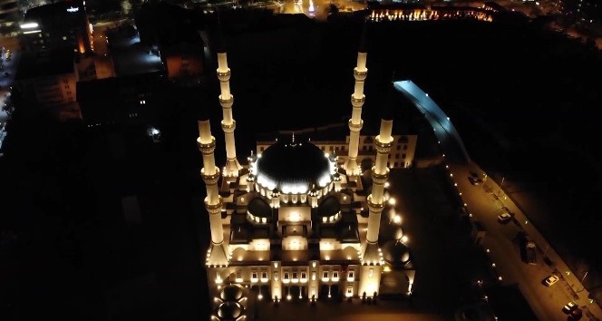 Korona virüse karşı dualar yükselmeye devam ediyor