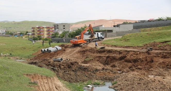 Cizre Belediyesi yağmurlama hattı döşeme çalışmalarına devam ediyor