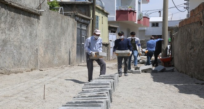 Cizre’de kilitli parke taşı döşeme çalışmaları sürüyor