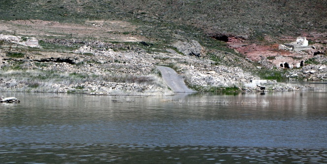 Baraj suları yükseldi, eski köy su altında kaldı