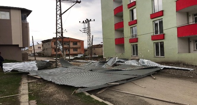 Erzurum'da Şiddetli Rüzgar Binanın Çatısını Uçurdu - Erzurum