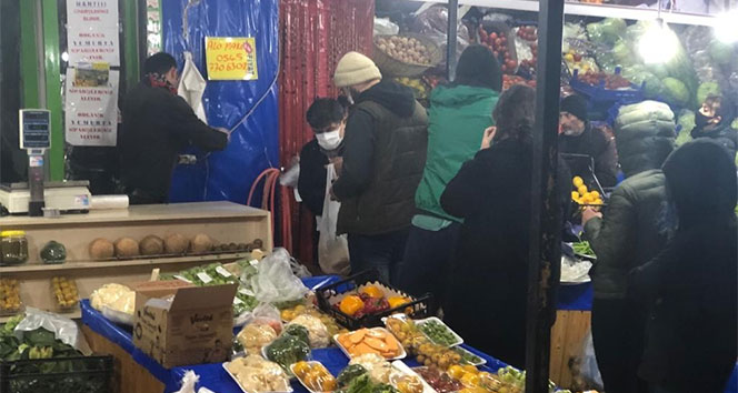 Ankara’da sokağa çıkma yasağını duyan vatandaşlar marketlere akın etti