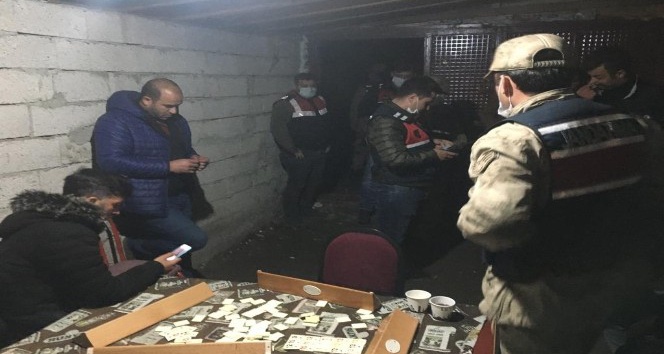 Garajda okey oynarken yakalanınca, kahkaha attılar