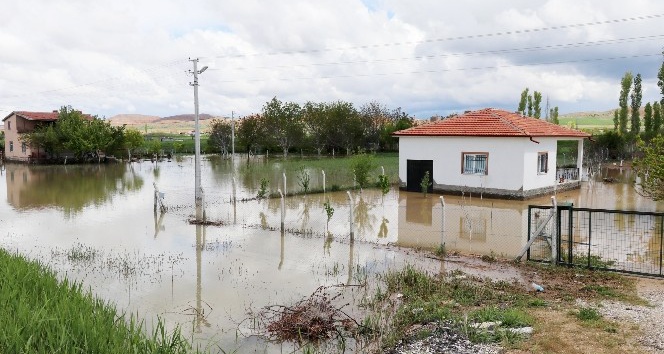 Aksaray’da sulama kanalı patladı, tarla ve evler sular altında kaldı
