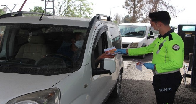 Silopi’de trafik polisleri şoförleri bilgilendirdi
