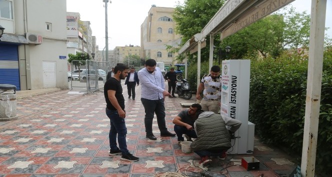 Cizre Belediyesi 16 noktaya dezenfektan cihazı yerleştirdi