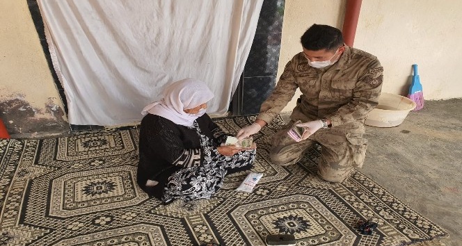 Maaşını çekemeyen yaşlı kadının yardımına jandarma ekipleri koştu