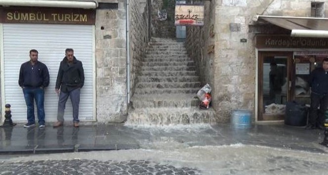 Mardin’de sağanak yağış hayatı olumsuz etkiledi