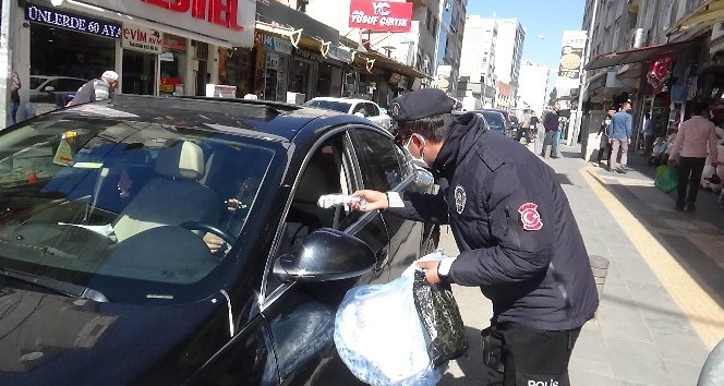 Kilis’te polis uyarılarda bulunduğu sürücülere maske dağıttı