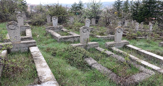 Yozgat’ta ay yıldız işli, isimsiz taş mezarlar gizemini koruyor