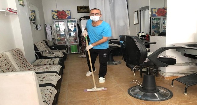 Mardin’de açılışa gün sayan berberler hazırlıklara başladı