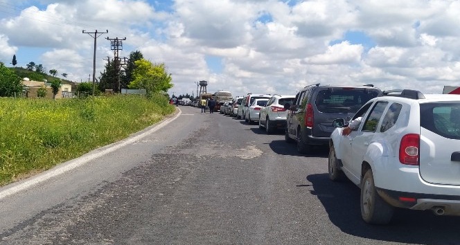 Kızıltepe’ye girişlere kısıtlama getirildi, yolda metrelerce araç kuyruğu oluştu