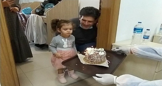 Karantinada bulunan 3 yaşındaki Elif Naz’a sürpriz doğum günü