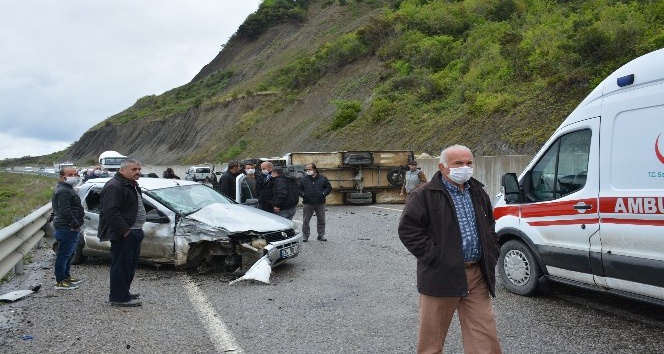 Sinop’ta kamyonet ile otomobil çarpıştı: 3 yaralı