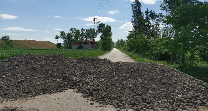 Karantinaya alınan mahallede yollar toprak yığınları ile kapatıldı