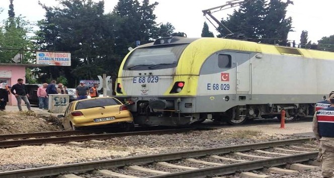 Trenin çarptığı otomobilin sürücüsü yaralandı