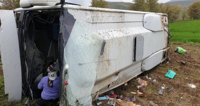 Afyonkarahisar’da otobüs tarlaya devrildi: 16 yaralı