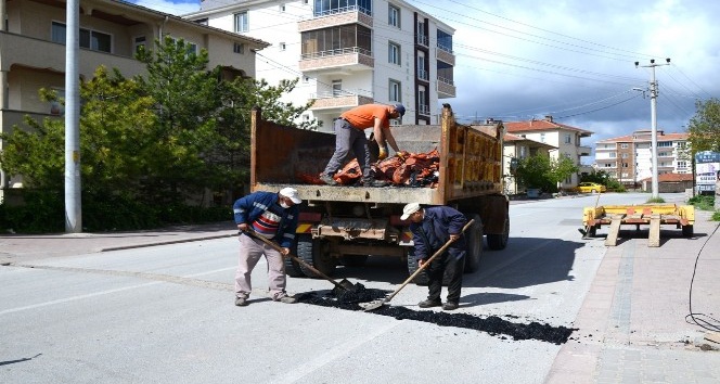 Kırşehir Belediyesi, kilit parke ve yol bakım çalışmalarını sürdürüyor