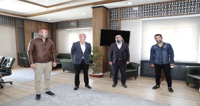 Mardin’de berber ve güzellik salonlarına yüz koruyucu siper dağıtıldı